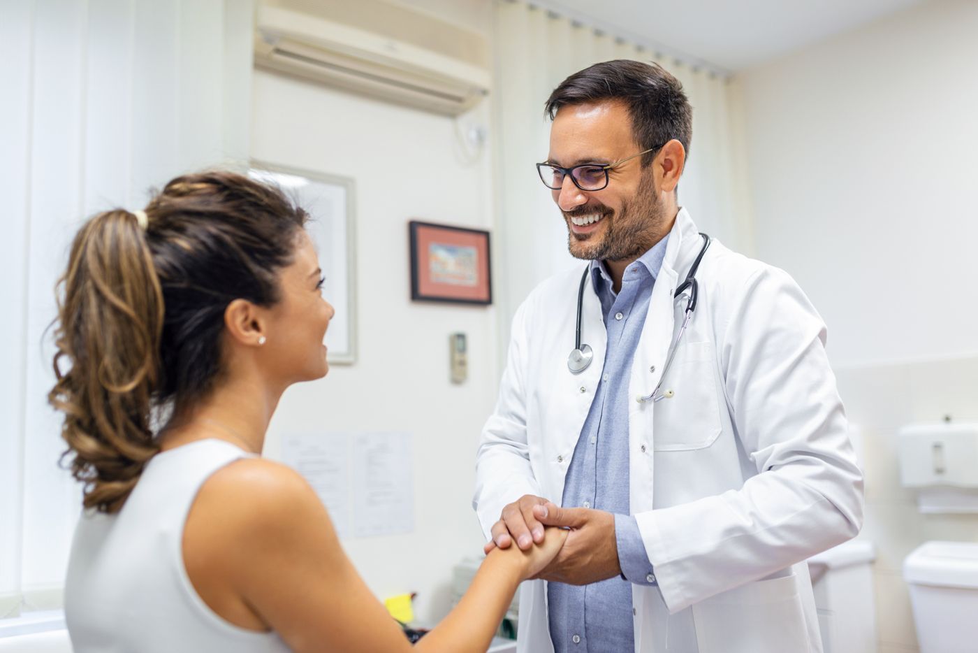 Médico laboral de SygmaMed atendiendo a una paciente